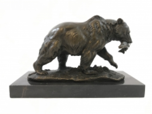 Een bronzen beeld/sculptuur van een grizzly beer