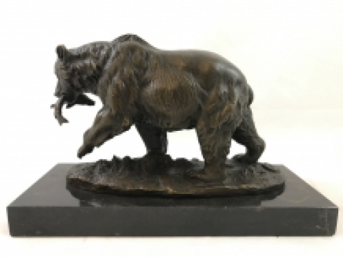 Een bronzen beeld/sculptuur van een grizzly beer