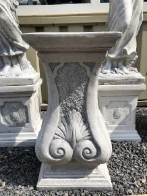 Großer Ziersockel / Säule als Sockel für Statuen oder Blumentöpfe