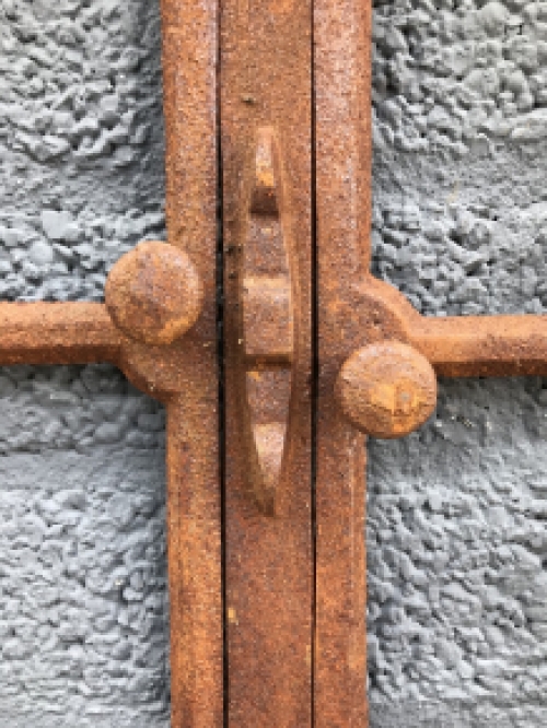 IJzeren raamwerk - roosterraamwerk, stabiel stalraam, ook voor de tuinmuur, raam voor de zonnige tuin, gietijzeren raam met open zet mogelijkheid.