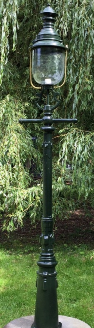 Grote erflamp met antieke uitstraling, voor in de tuin of in het park, 250 cm.