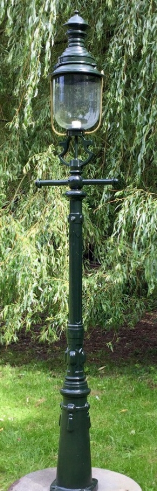Grote erflamp met antieke uitstraling, voor in de tuin of in het park, 250 cm.