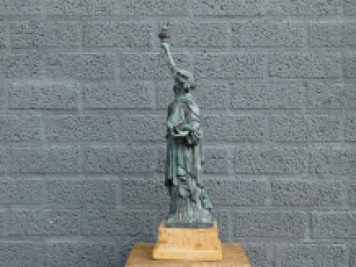 Een bronzen beeld/sculptuur van ''THE STATUE OF LIBERTY''