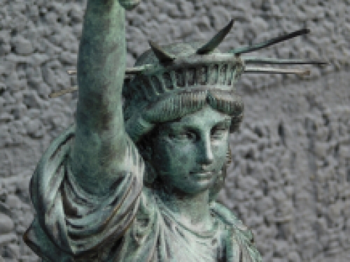 Een bronzen beeld/sculptuur van ''THE STATUE OF LIBERTY''