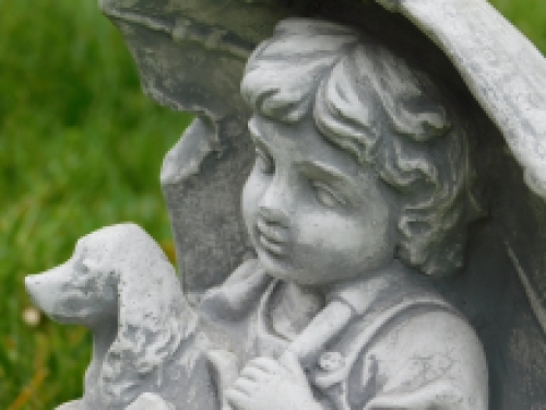 Statue Kind mit Hund - massiver Stein