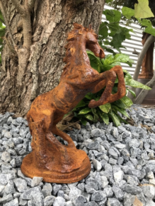 Eine schöne Statue eines tänzelnden Pferdes, gusseiserne Auflage