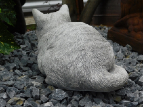 Stenen beeld van een poes / kat, zwaar tuinbeeld
