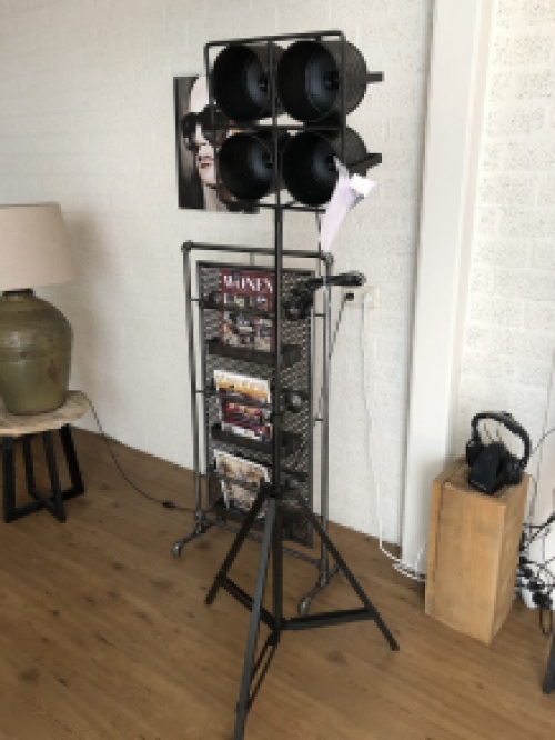 Schöne industrielle 4-Spot-Studio-Film-Lampe auf Ständer, Heavy Duty Metall schwarz