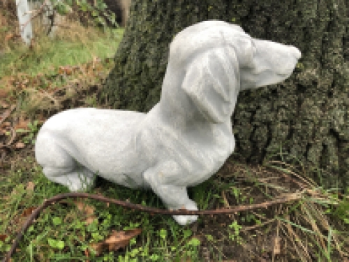 Dierenfiguur hond, Teckel hondenbeeld vol steen - Teckel stenen beeld.