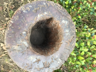 Prachtige vrouwlijke metalen torso op steigerhouten zuil.