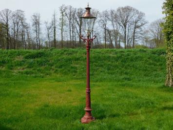 Tuinlantaarn, gietijzeren buitenlamp met messing en koperen lampenkap