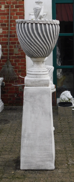 Gartenvase auf Sockel - 155 cm - Massivstein