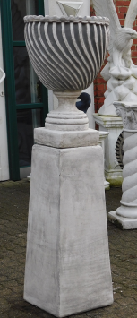 Gartenvase auf Sockel - 155 cm - Massivstein