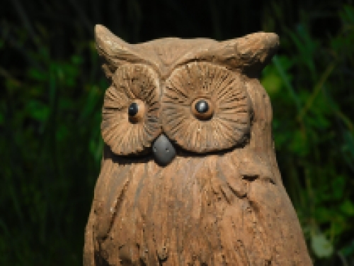Uil XL op boomstronk - woodlook - polystone