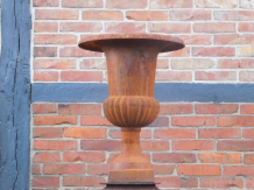 Gartenvase X aus Gusseisen, sehr nettes und schönes Design