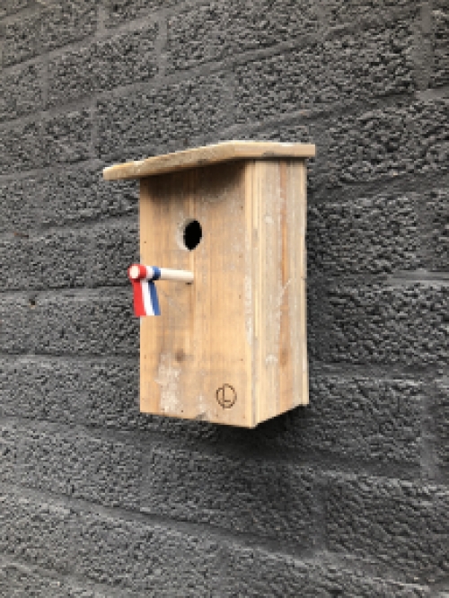 Einzigartiges Vogelhaus mit holländischer Flagge