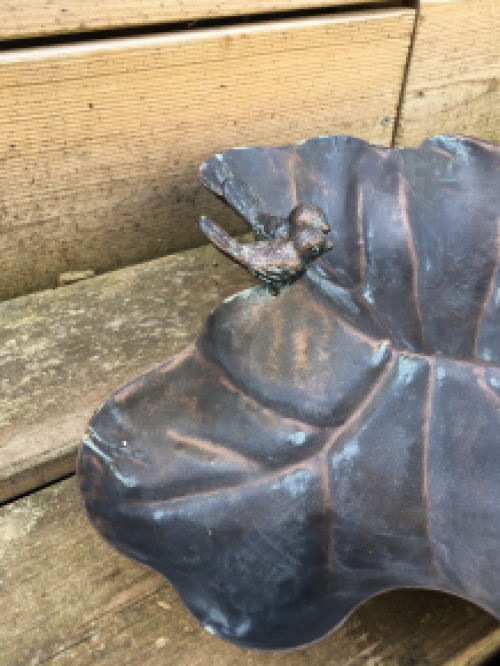 Metalen vogelbad, in de vorm van een blad, met 2 vogels zittend op de rand, prachtig afgewerkt!