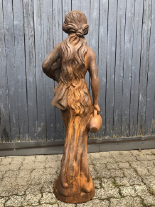 Prachtig oxid stenen beeld van een staande vrouw met 2 waterkruiken
