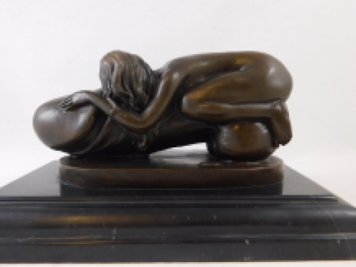 Een zeer gedetailleerd beeld van een vrouw, liggend op een penis, erotisch beeld