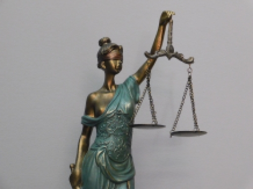 Beeld - Vrouwe Justitia - polystone -  turquoise