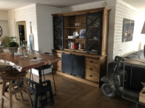 Prachtige industriële wandkast, koloniaal hout met metalen afwerking. TOPSTUK!! LAATSTE!!