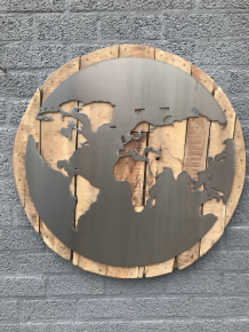 Ein großes Wandornament aus Holz mit einer Welt darauf, ein Meer aus Metall