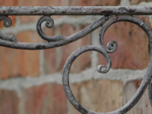 Verschnörkelter, gebogener Wandhaken für Hängekörbe - gealtertes Metall