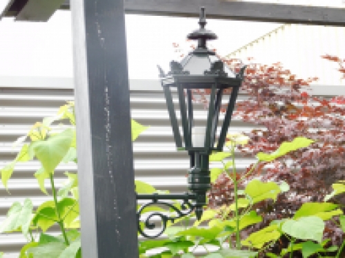 Gartenlampe, Aluminium - grün, dekorativer Arm + kleiner Schirm - Gartendekoration