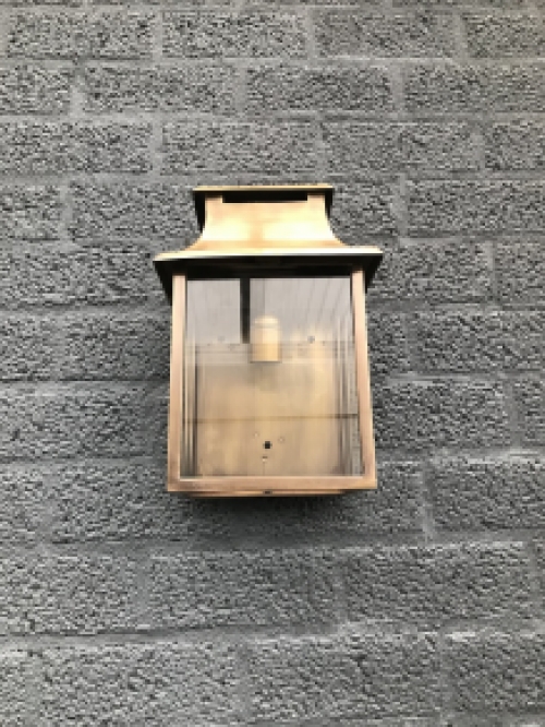 Mooie wandlamp / buitenlamp, vervaardigd uit vol messing, prachtige hotellamp met een nostalgische uitstraling!