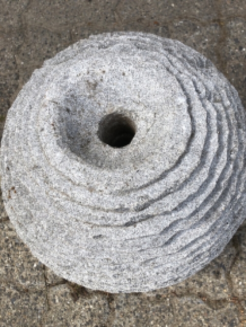 Granitkugel als Wasserlauf, Ornament, Stand, Teichverzierung, Wassertreppe.