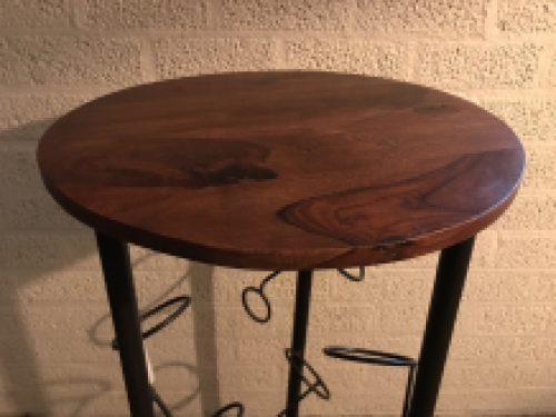 Een exclusieve wijn-bijzettafel, plek voor 6 flessen, gemaakt van ijzer en hout