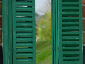 Spiegel met houten frame en deurtjes - vintage green