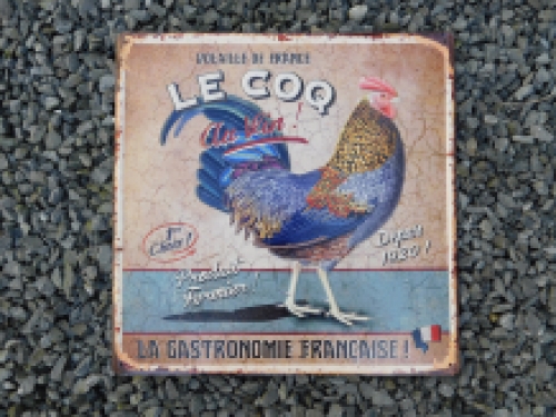 Schönes Metallschild mit schönen Farben und Abbildung eines stolzen Hahns, LE COQ