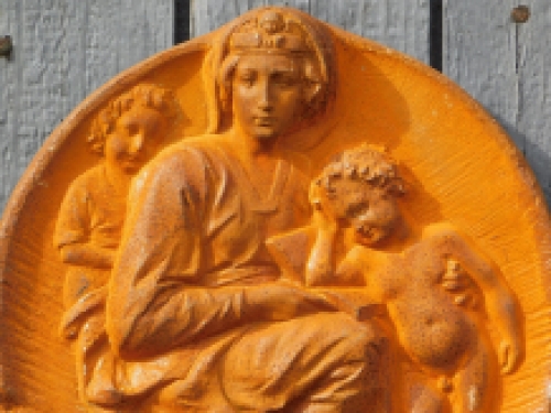 Wandornament Maria met kind - gietijzer - roestkleur