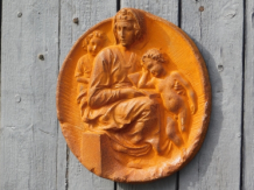 Wandornament Maria met kind - gietijzer - roestkleur