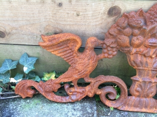 Wandornament duifjes eten bessen, gietijzer, rust.
