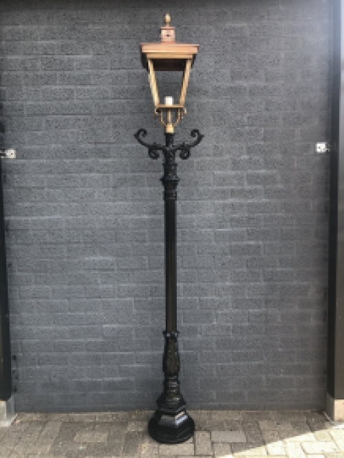 Buitenlamp, lantaarn met keramische fitting en glas, gegoten aluminium paal, zwart, met koperen vierkante kap, hoog 240 cm.