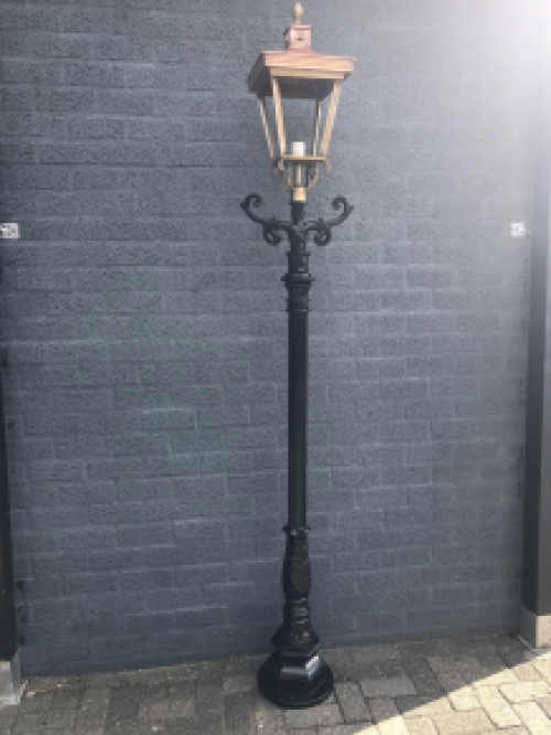 Buitenlamp, lantaarn met keramische fitting en glas, gegoten aluminium paal, zwart, met koperen vierkante kap, hoog 240 cm.