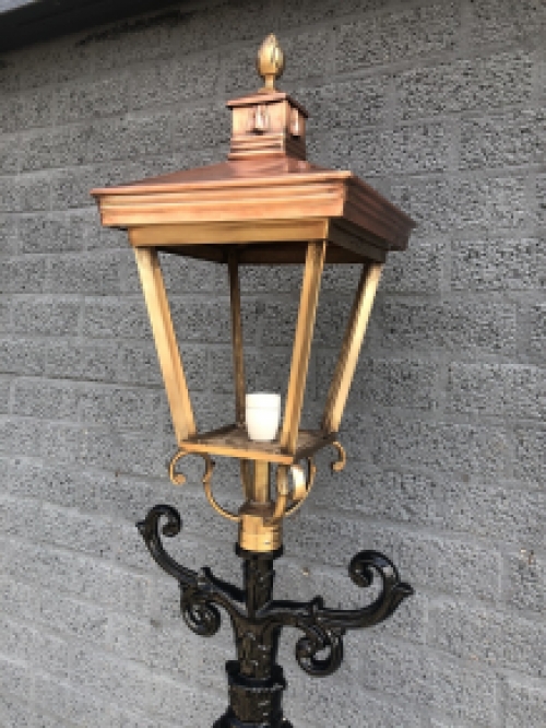 Buitenlamp, lantaarn met keramische fitting en glas, gegoten aluminium paal, zwart, met koperen vierkante kap, hoog 240 cm.