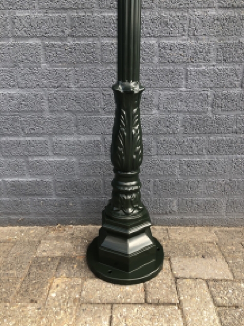 Buitenlamp, lantaarn met keramische fitting en glas, gegoten aluminium paal, groen, met koperen vierkante kap, hoog 240 cm.