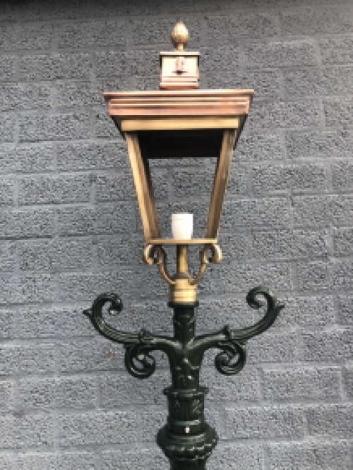 Außenleuchte, Laterne mit Keramikfassung und Glas, Mast aus Aluminiumguss, grün oder schwarz, mit quadratischem Kupferschirm, Höhe 240 cm.