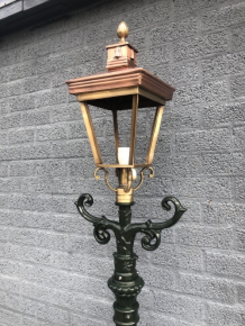 Außenleuchte, Laterne mit Keramikfassung und Glas, Mast aus Aluminiumguss, grün oder schwarz, mit quadratischem Kupferschirm, Höhe 240 cm.