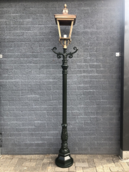 Buitenlamp, lantaarn met keramische fitting en glas, gegoten aluminium paal, groen of zwart, met koperen XL vierkante kap, hoog 250 cm