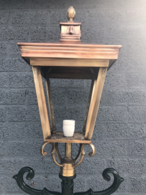 Buitenlamp, lantaarn met keramische fitting en glas, gegoten aluminium paal, groen of zwart, met koperen XL vierkante kap, hoog 250 cm