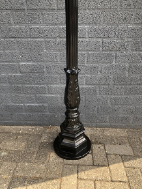 Buitenlamp, lantaarn met keramische fitting en glas, gegoten aluminium paal, zwart, met XL koperen vierkante kap, hoog 250 cm.