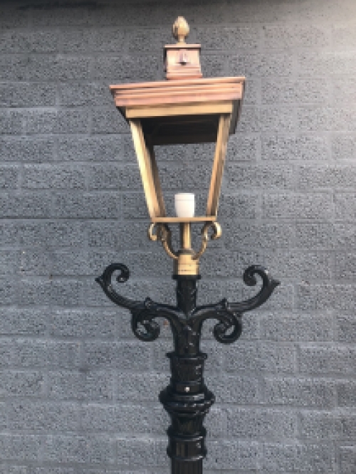 Buitenlamp, lantaarn met keramische fitting en glas, gegoten aluminium paal, zwart, met XL koperen vierkante kap, hoog 250 cm.