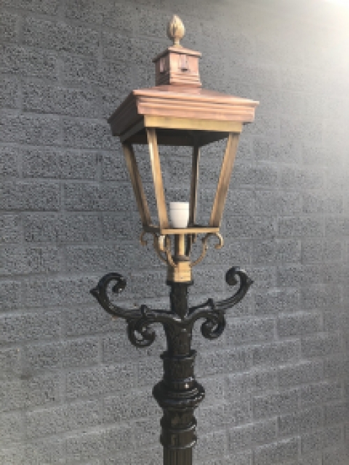 Buitenlamp, lantaarn met keramische fitting en glas, gegoten aluminium paal, zwart, met XL koperen vierkante kap, hoog 250 cm.
