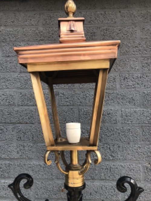 Buitenlamp, lantaarn met keramische fitting en glas, gegoten aluminium paal, zwart, met XL koperen vierkante kap, hoog 250 cm.