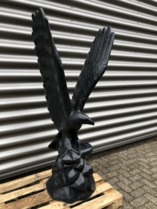 Wirklich faszinierende Skulptur eines fliegenden Adlers aus massivem Steinguss, dunkelgrau, wunderschön!