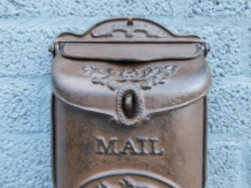 Brievenbus - mailbox - gietijzer - bruin